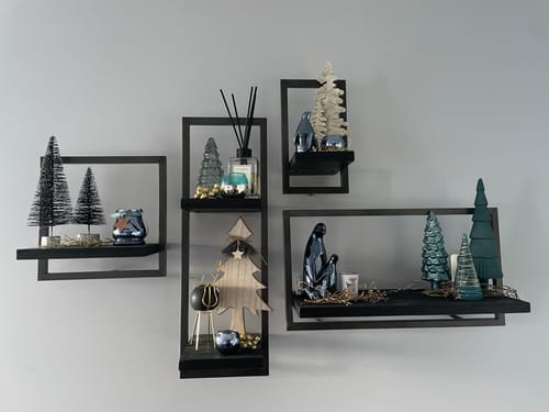 De Istanbul Geurstokjes van een klant, gestyled op een zwarte wandplank met sfeervolle kerstdecoratie.
