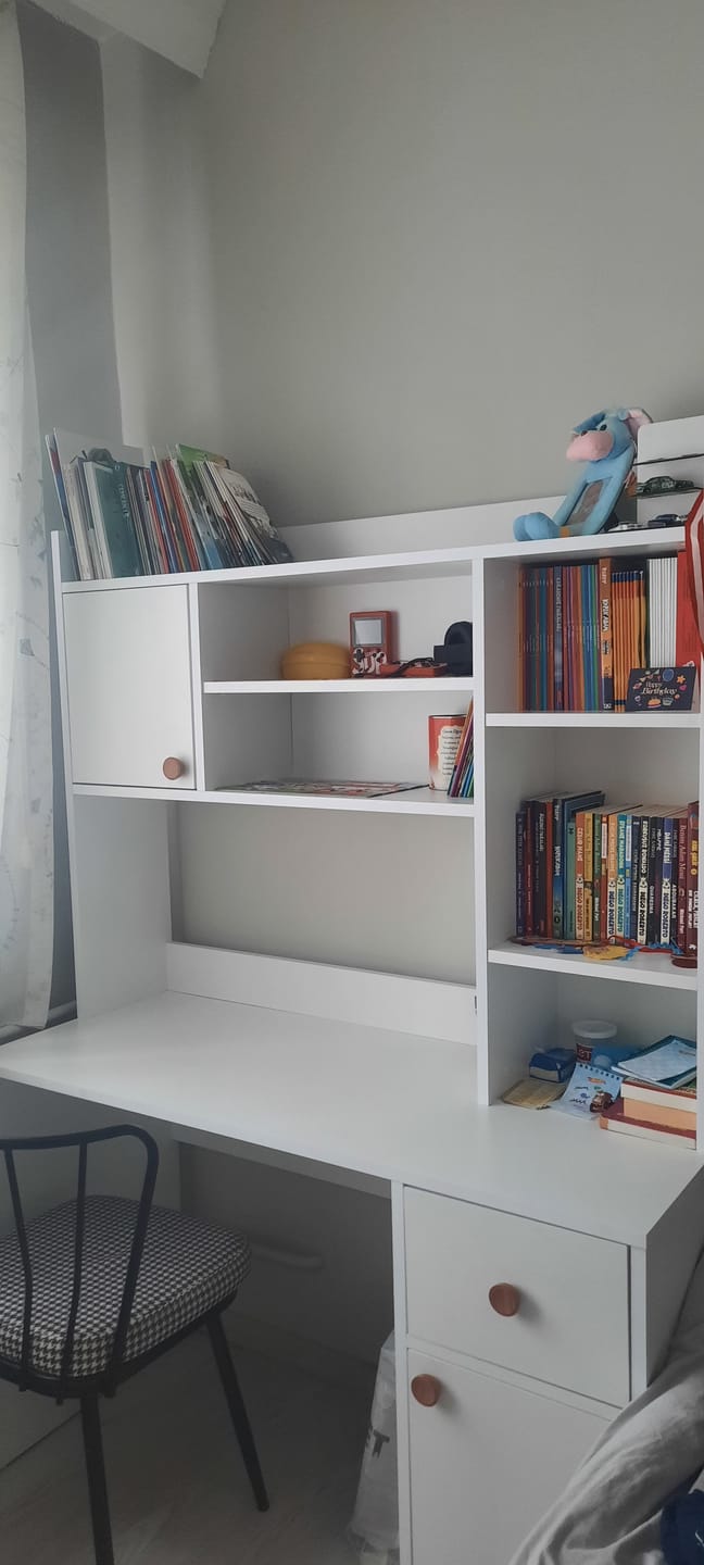 Customer photo review of Rani HA128 Kitaplıklı Raflı 2 Kapaklı 1 Çekmeceli Çalışma Ofis Bilgisayar Masası Beyaz
