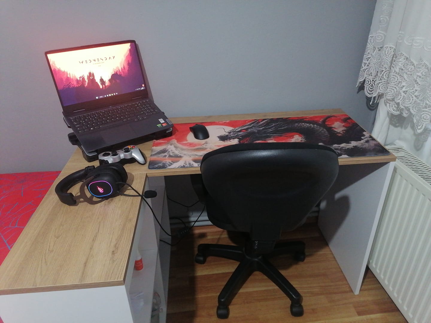 Customer photo review of Rani HA113 Çalışma Ofis Bilgisayar Masası 4 Raflı Köşeli Masa Beyaz - Sepet Ceviz 120 cm