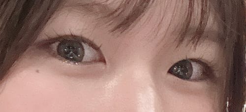 レビュアーの目元のクローズアップ。「See Through Kristin Monthly アッシュブラウン」を着用し、ちゅるんとした可愛らしい瞳に見える。