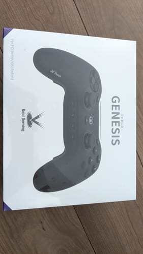 レビュー投稿者が撮影した「Void GENESIS」のパッケージ。白い箱が木目調の床に置かれている。