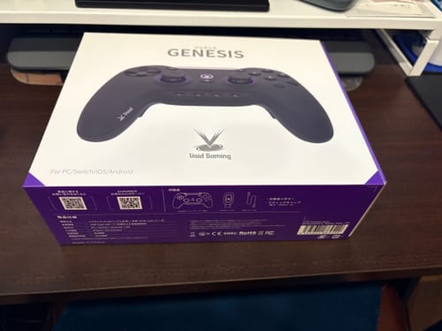 購入者の机の上に置かれたVoid GENESISの製品パッケージ。