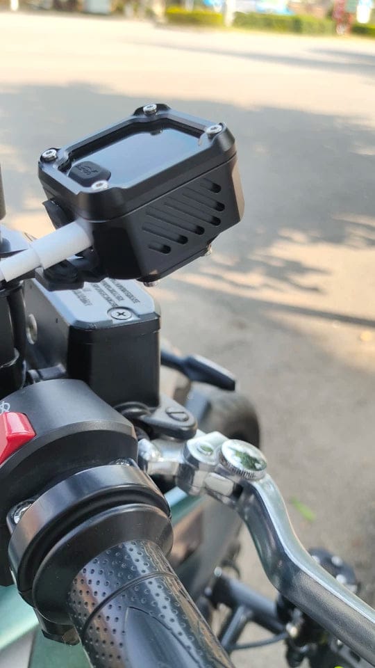 Customer photo review of C36 Motorcycle Bi-Directional Battery Charger – 100W PD Fast Charge, Real-Time Voltage Display, IP67 Waterproof, Lead-Acid Repair, Mirror/Adhesive Mount