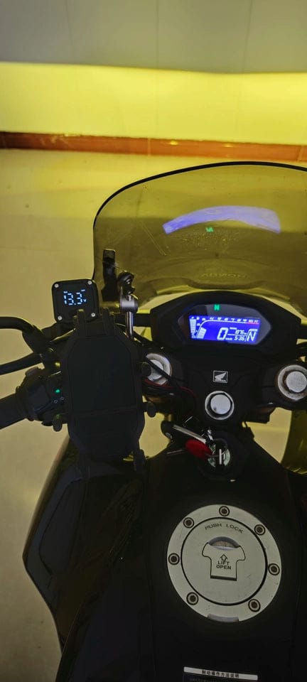 Customer photo review of C36 Motorcycle Bi-Directional Battery Charger – 100W PD Fast Charge, Real-Time Voltage Display, IP67 Waterproof, Lead-Acid Repair, Mirror/Adhesive Mount