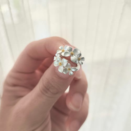 Customer photo review of Aros argolla huggie flores
