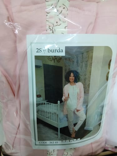صورة العميل لطقم بيجامة وردي في عبوته الأصلية الشفافة.