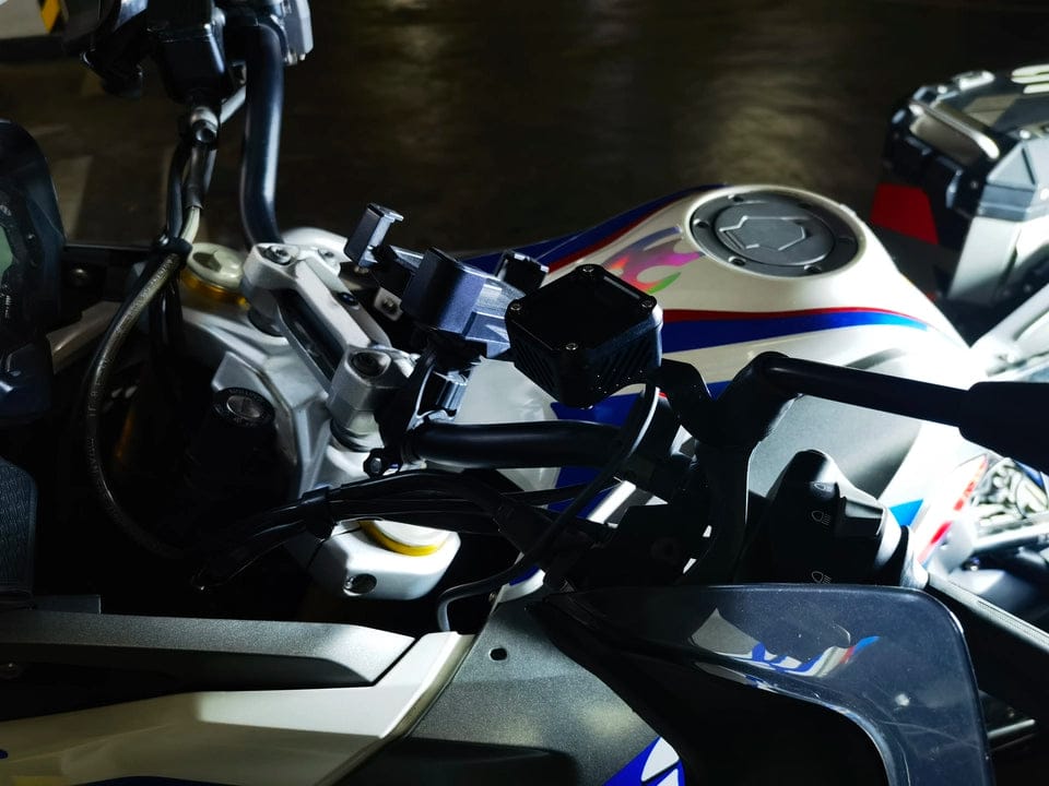 Customer photo review of C36 Motorcycle Bi-Directional Battery Charger – 100W PD Fast Charge, Real-Time Voltage Display, IP67 Waterproof, Lead-Acid Repair, Mirror/Adhesive Mount