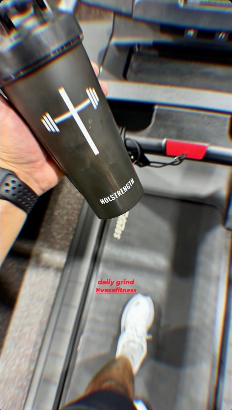 Customer photo review of HolStrength Blender Bottle