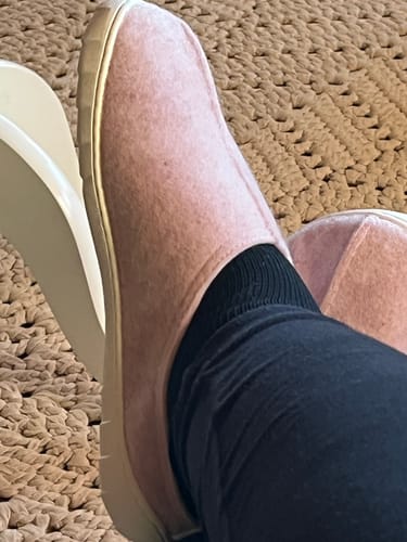 Asiakkaan vaaleanpunainen ja pehmeä Vaistoa Toive -paljasjalkatossu jalassa.