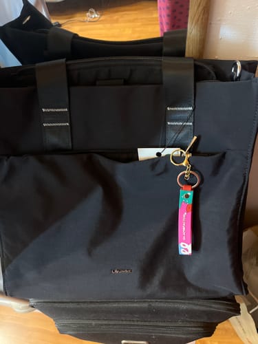 Reseña con foto de un cliente sobre Cartera De Hombro Notebook Nylon Icónica