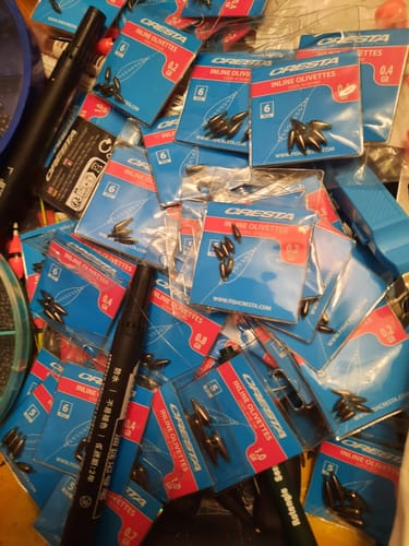 Recensent toont een grote hoeveelheid Cresta Inline Olivettes in de verpakking.