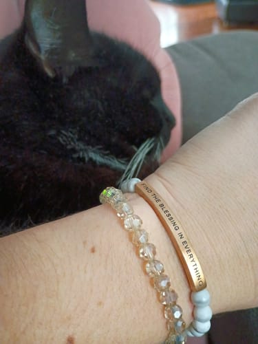Customer wearing the FIND THE BLESSING IN EVERYTHING bracelet, with a close-up on the engraved rose-gold bar.