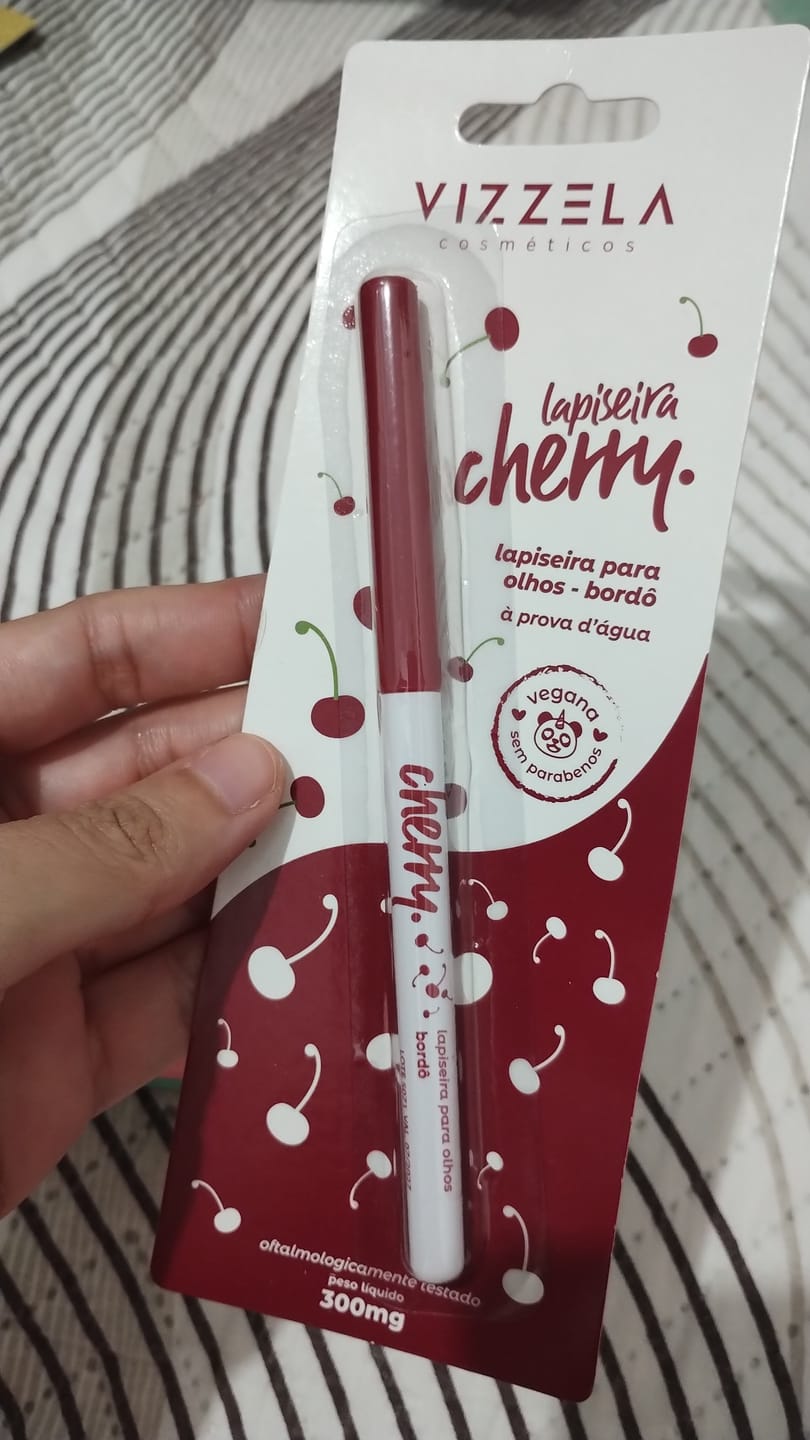 Customer photo review of Lapiseira para Olhos Bordô - Cherry - Vizzela