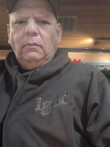 Reviewer in a dark hoodie with the 'lgnd' logo embroidered on the chest.