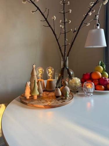 Recensent toont twee sfeervolle Humble One tafellampen op een gedecoreerde eettafel.