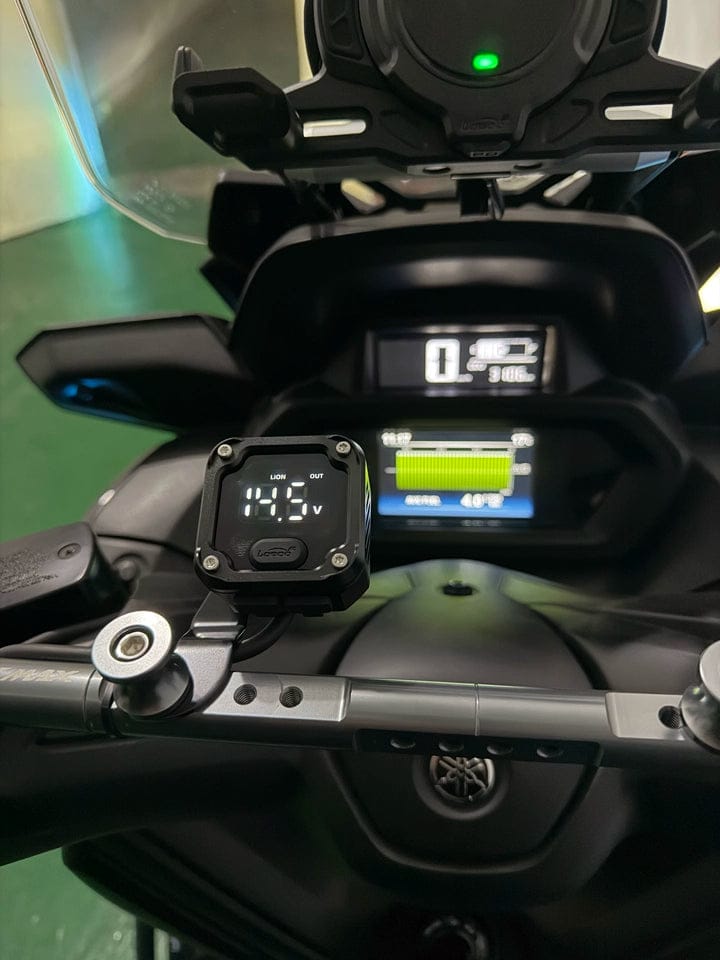 Customer photo review of C36 Motorcycle Bi-Directional Battery Charger – 100W PD Fast Charge, Real-Time Voltage Display, IP67 Waterproof, Lead-Acid Repair, Mirror/Adhesive Mount