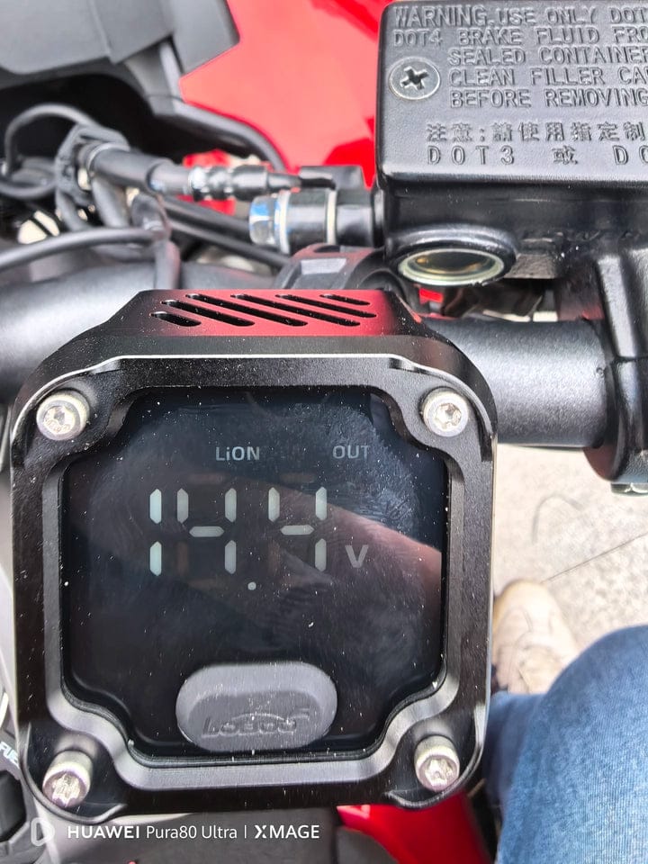 Customer photo review of C36 Motorcycle Bi-Directional Battery Charger – 100W PD Fast Charge, Real-Time Voltage Display, IP67 Waterproof, Lead-Acid Repair, Mirror/Adhesive Mount