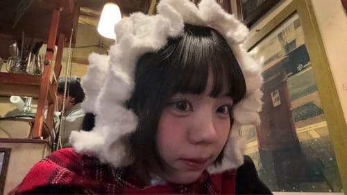 レビュアーが「One&Only Kristin Plus - ブラウン」を着用しているクローズアップ。ちゅるんとして可愛い瞳に見える。