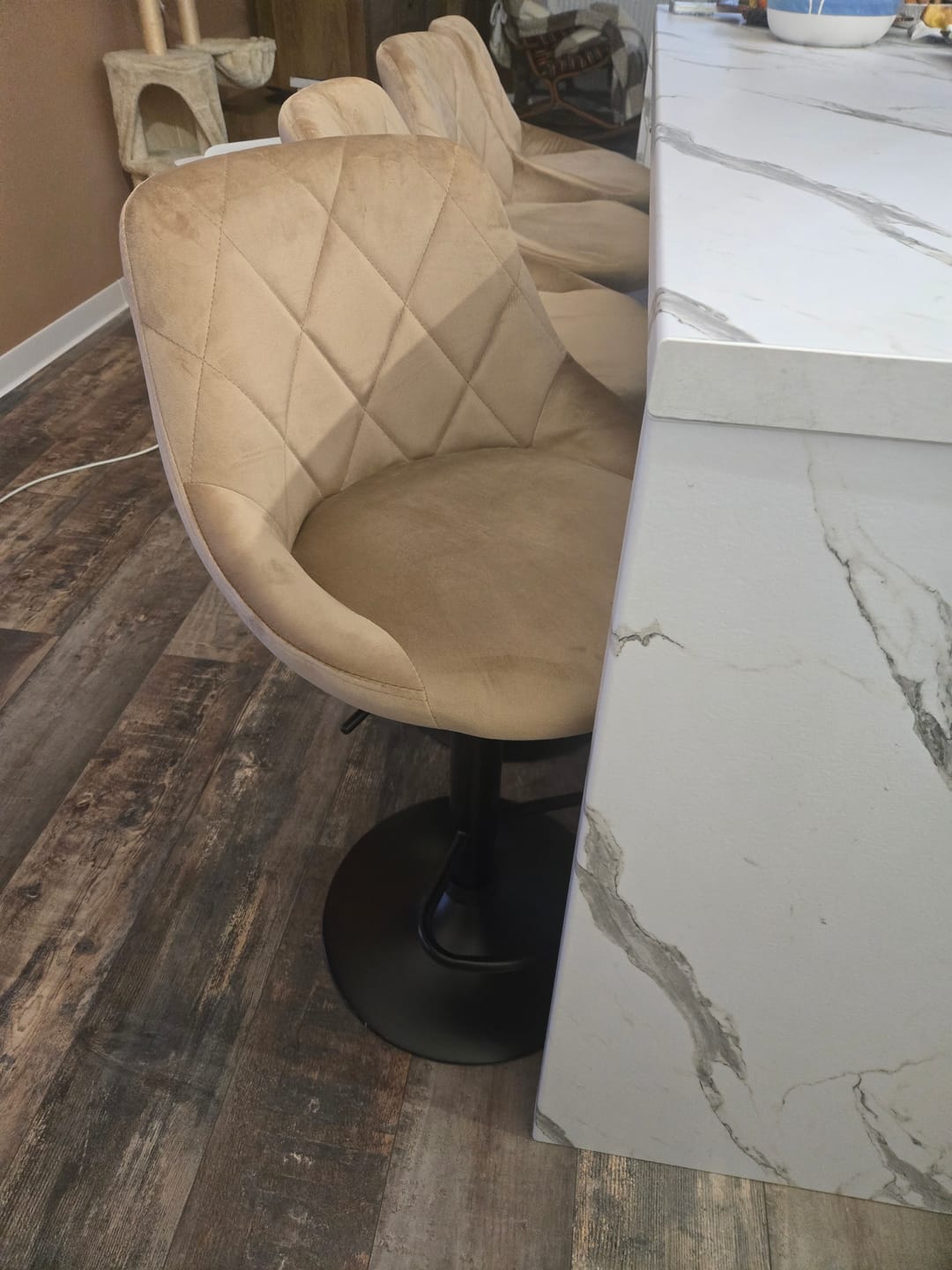 Customer photo review of Scaun bar H101, bej/negru, stofa catifelata/metal, 47x45x84/106 cm