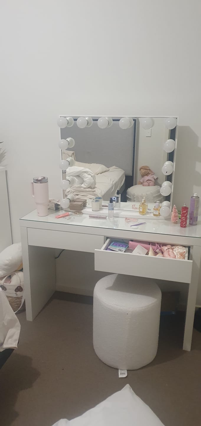 Customer photo review of YSABEL Hollywood Makeup Mirror with LED lights + 2 Drawers Vera Makeup Table (Semi-Assembled)
