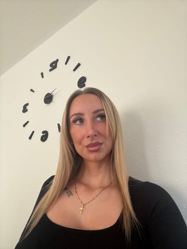 Rezensentin trägt die langen, geschwungenen NO FILTER MAXI Wimpern für einen voluminösen Look.