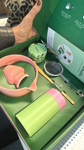 Cliente con la caja de regalo abierta de un set de matcha que incluye el Chasen Bambú Premium.