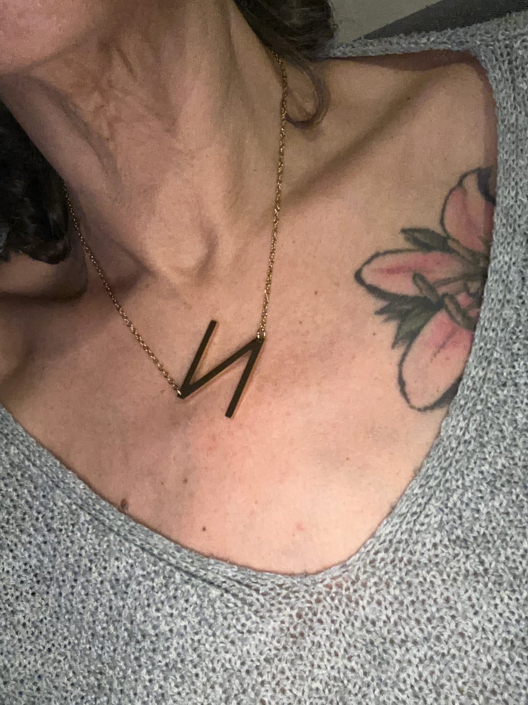 Customer photo review of Collier Initiale Asymétrique en Lettre Majuscule
