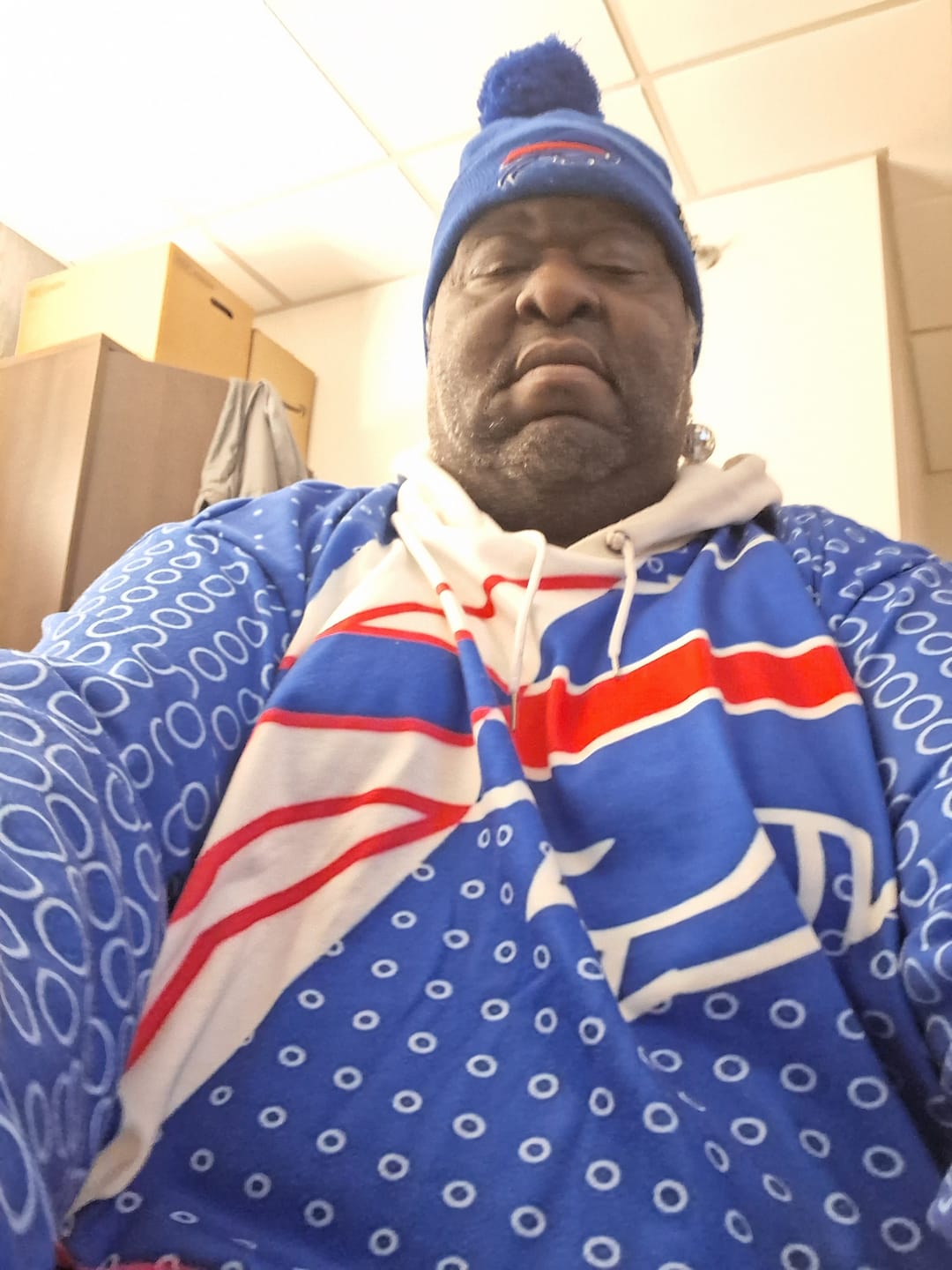 Customer photo review of Bills Men's Plus Size Hoodie