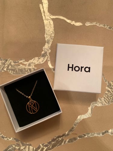 Customer photo review of Diseñado para ti | Collar con Monograma a Medida