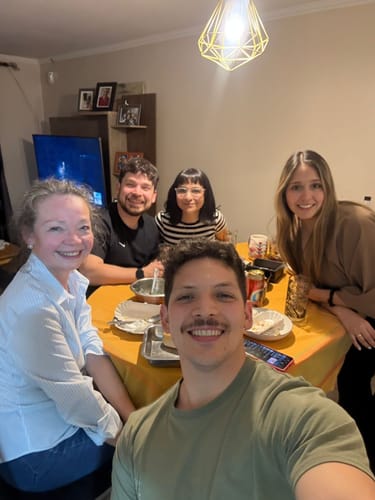 Un cliente y su familia usan los vasos Guts Glass mientras comen sentados a la mesa.