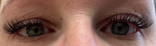 Rezensentin zeigt in einer Nahaufnahme ihre Augen mit den langen Wimpern aus dem PRETTY WOMEN STARTER KIT.