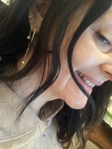 Customer photo review of Orecchini Cuori zirconi al lobo con pendente 3 cuori