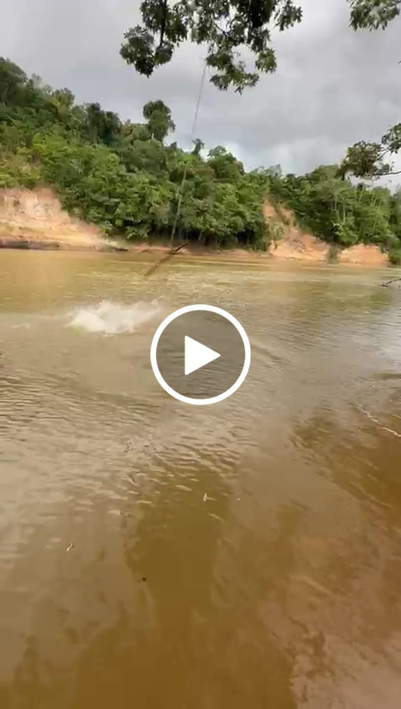 Customer video review of Camisa Flutuadora Infantil Floater