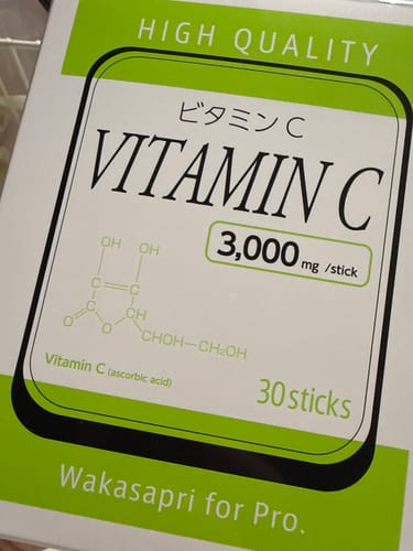 購入者が撮影した「Wakasapri for Pro. 高濃度ビタミンC 3,000mg」の箱のクローズアップ。