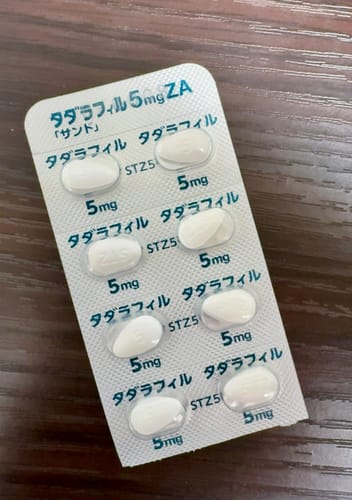 レビューアーが投稿した「タダラフィル 5mg」のブリスターパック。白い錠剤が入っている。