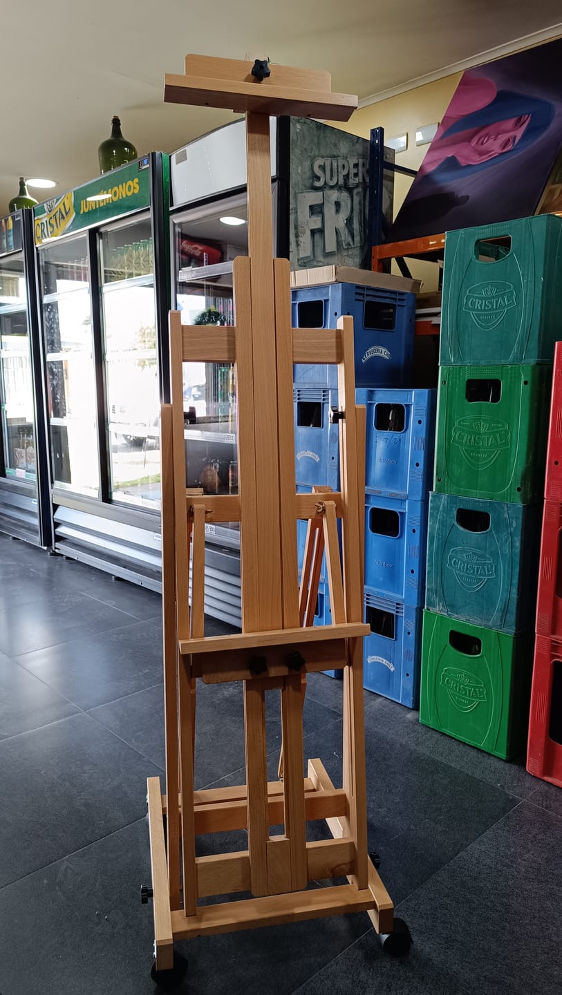 Customer photo review of Atril de Madera de Haya Ajustable con Ruedas
