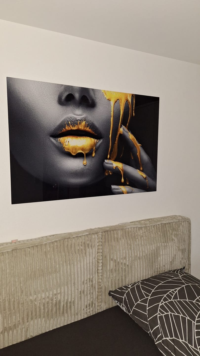Customer photo review of Acrylglasbild Goldene Lippen Querformat