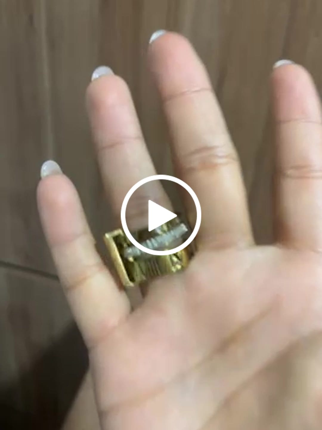 Customer video review of Anel Beauty Largo Elos Minimalista Banhado em Ouro 18k