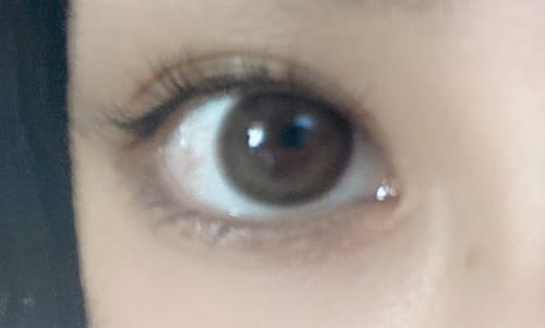 レビュアーが「One&Only Kristin Big Plus 1Day - ブラウン」を装着した目元のクローズアップ写真。