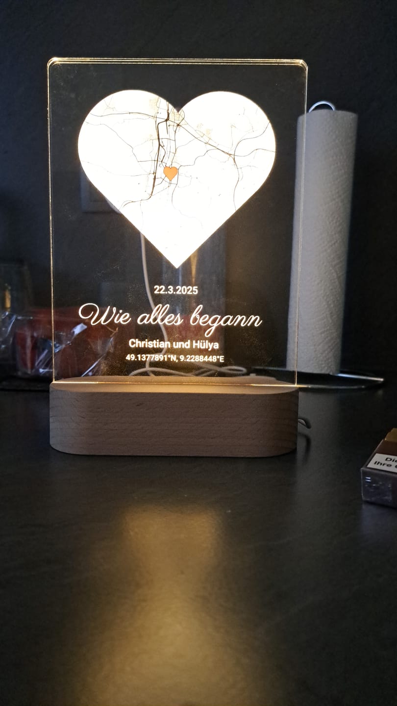 Customer photo review of Wo alles begann - Personalisiertes Nachtlicht mit LED-Holzfuß (14x20)