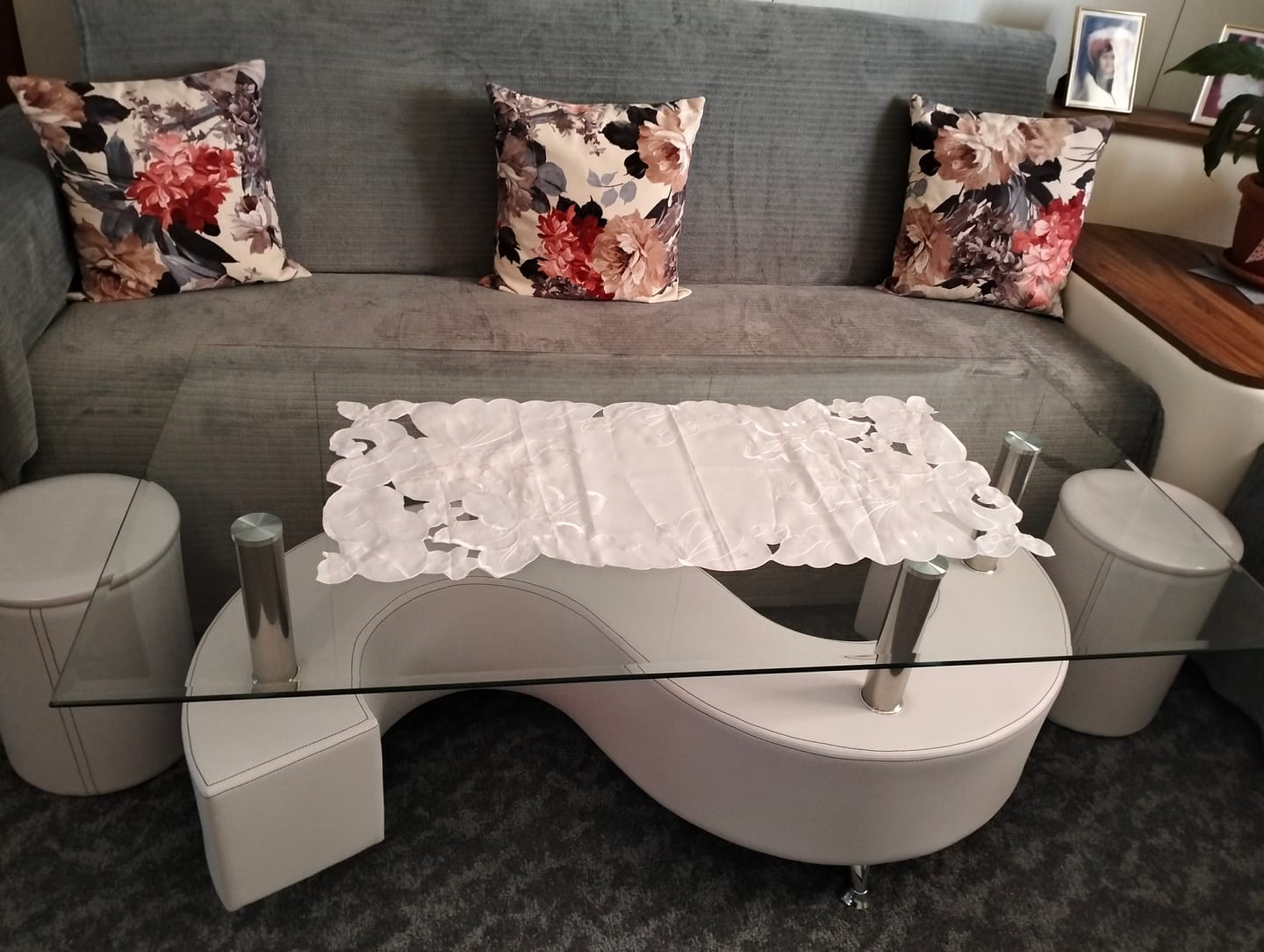 Customer photo review of Set masuta cu 2 taburete NINA 3, alb, sticla/otel, 130x70x55 cm