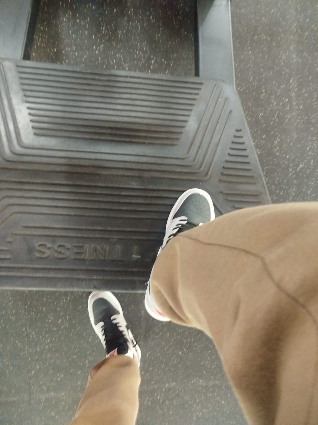 Customer photo review of Tenis Travis Low Concreto Negro