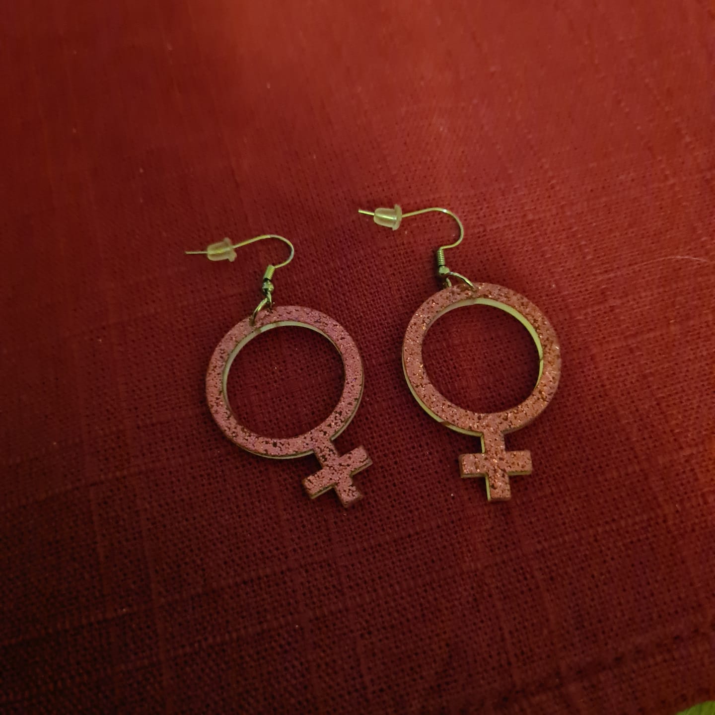 Customer photo review of Örhängen feminist cerise glitter