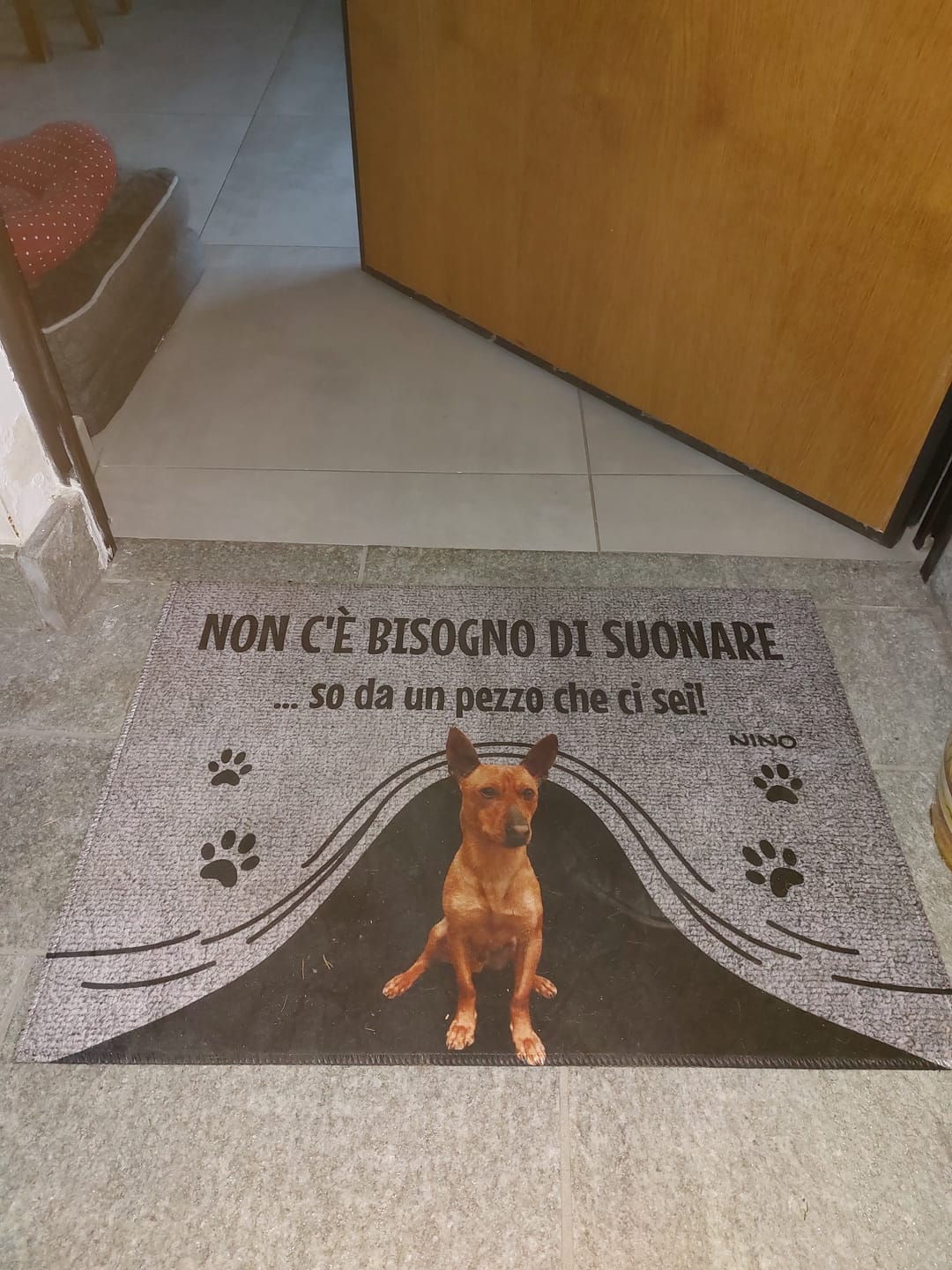 Customer photo review of Non c'è bisogno di suonare - Zerbino personalizzato