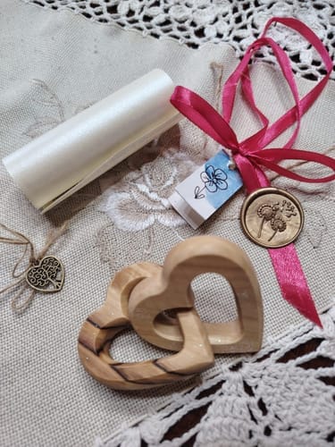 Customer photo review of Olivenholz Verbundene Herzen schönes Geschenk zur Hochzeit Verlobung Jubiläum Valentinstag