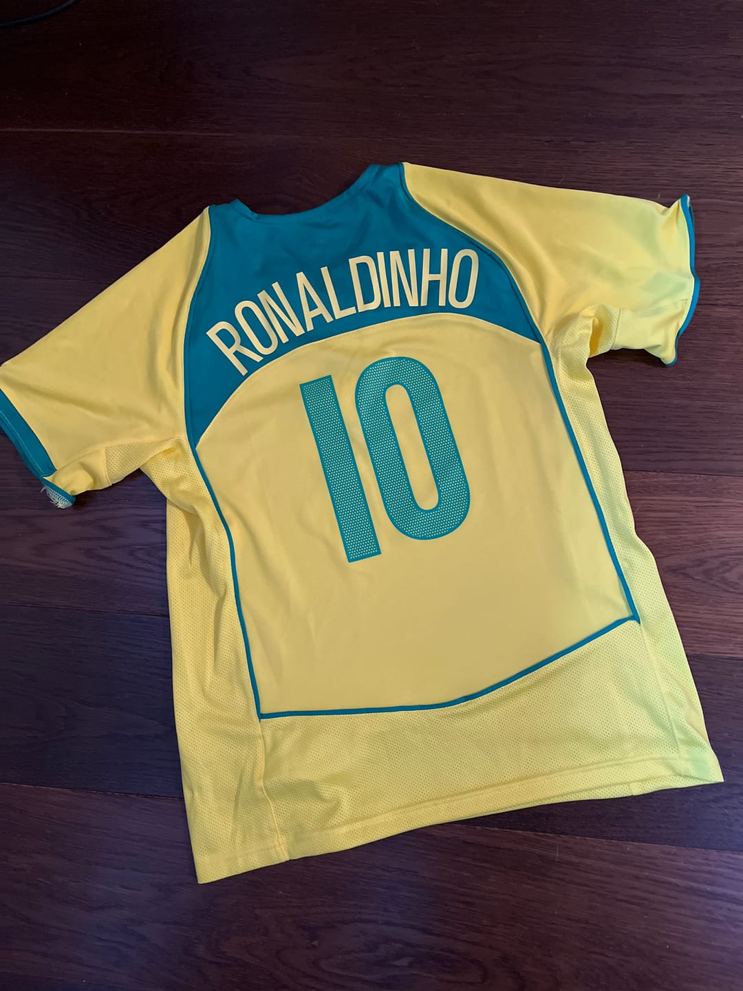 Customer photo review of Ronaldinho Gaucho – Brazil 2004–2006 Retro Kit Jersey – | Trikot | Maillot Soccer Shirt