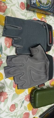 Customer photo review of Men's Astro Fingerless Fishing Gloves