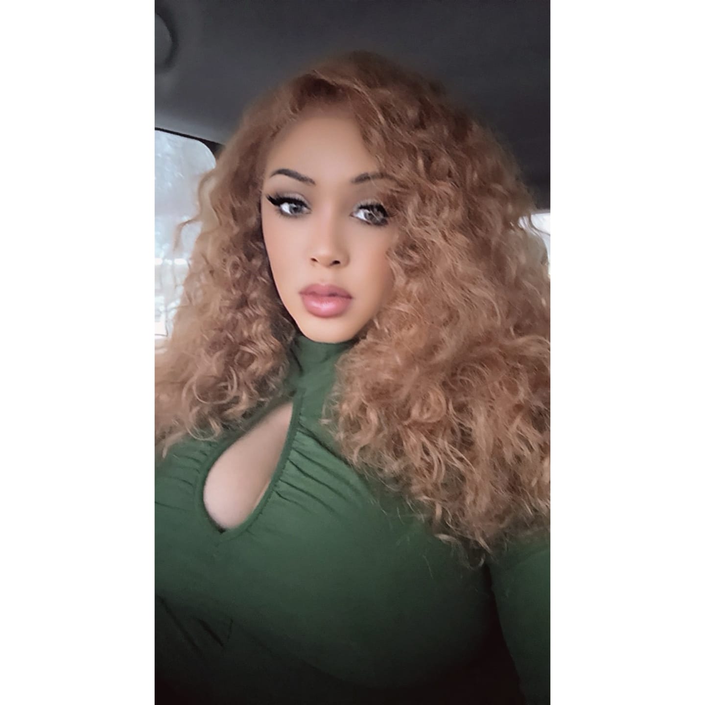 Customer photo review of Outre Perfect Hairline True Frontal Glueless Fully Hand-Tied 13x6 Pre-Shaped HD Lace Front Wig - PEAK 703