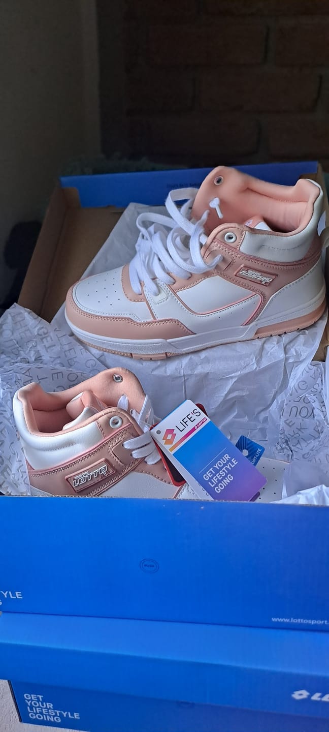 Customer photo review of Tenis Bota Leyla W Women