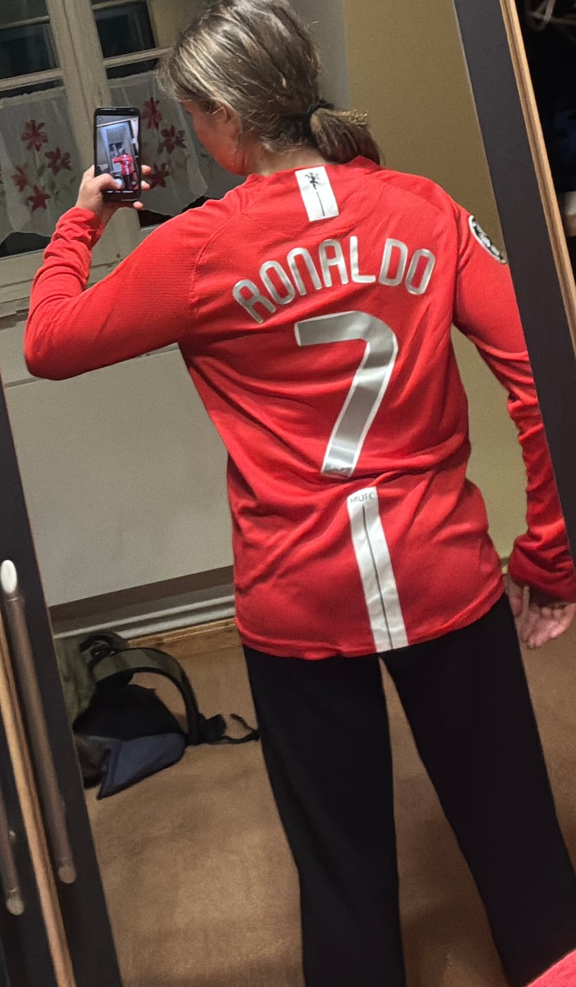 Customer photo review of Cristiano Ronaldo Manchester United 2008 Champions Leage Final Moscow Retro Long Sleeve Jersey